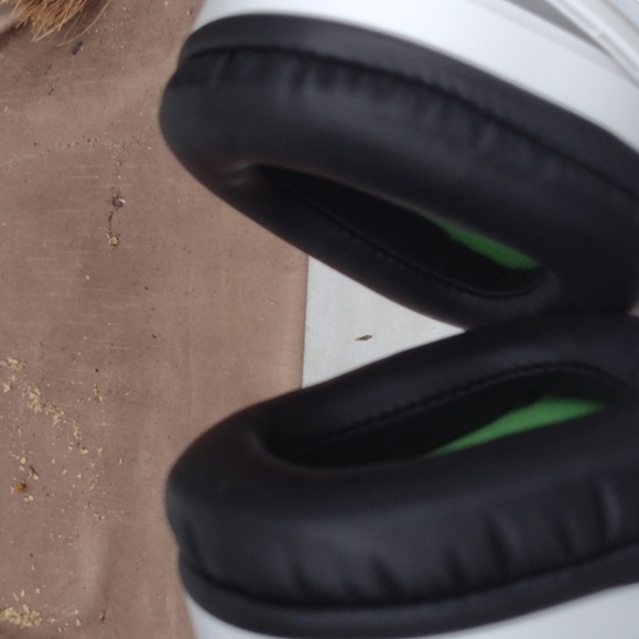 Turtle Beach White and Green Over-Ear Headphones nwot - Picture 3 of 3